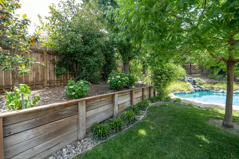 521 Bayhill Ct, Redding, CA 96003 photo 27