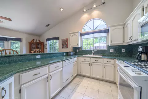 521 Bayhill Ct, Redding, CA 96003 photo 11