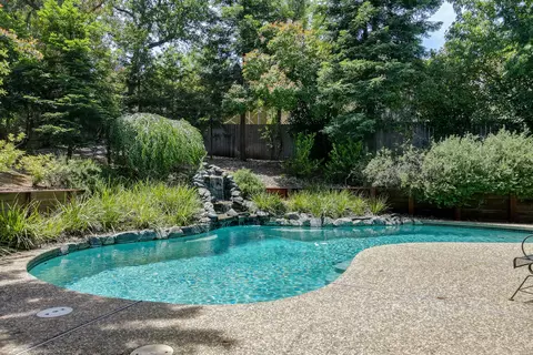 521 Bayhill Ct, Redding, CA 96003 photo 2