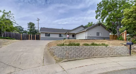 3927 Travona St, Redding, CA 96001 photo 2