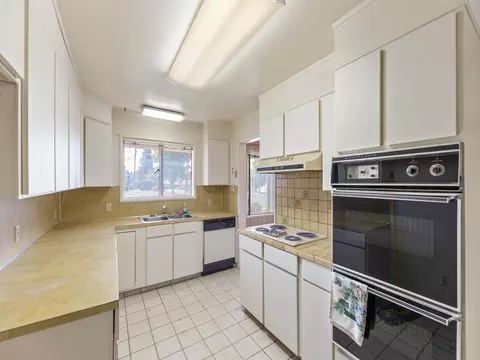 915 Overhill Dr, Redding, CA 96001 photo 11