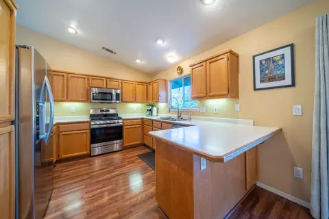 809 Fountain Cir, Redding, CA 96003 photo 3