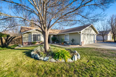 809 Fountain Cir, Redding, CA 96003 photo 2