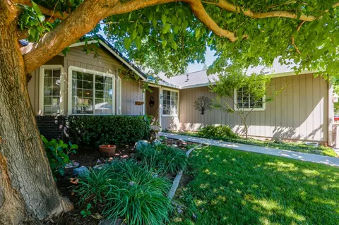 558 Olympic St, Redding, CA 96003 photo 4