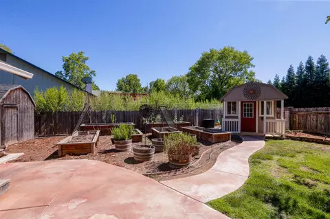 558 Olympic St, Redding, CA 96003 photo 47