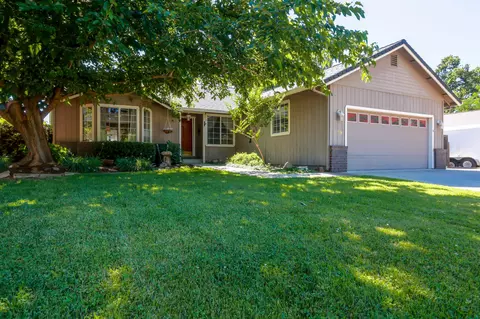 558 Olympic St, Redding, CA 96003 photo 1