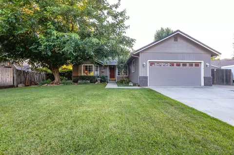 558 Olympic St, Redding, CA 96003 photo 2