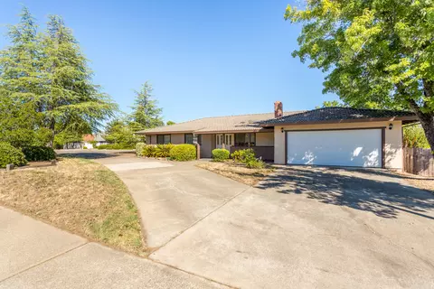 789 Blossom Ct, Redding, CA 96003 photo 2