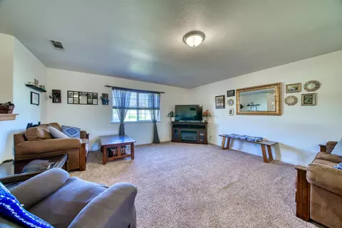 645 Larie Ln, Red Bluff, CA 96080 photo 4