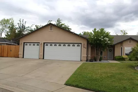 843 Paramount Way, Redding, CA 96003 photo 2