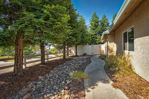 596 El Mango Dr, Redding, CA 96003 photo 3