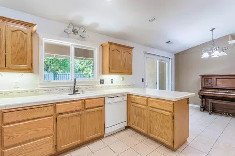 3960 Bristol Dr, Redding, CA 96002 photo 7
