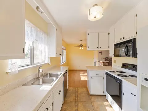 21576 Kathy Ln, Redding, CA 96003 photo 9