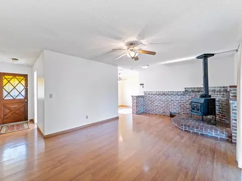 21576 Kathy Ln, Redding, CA 96003 photo 6