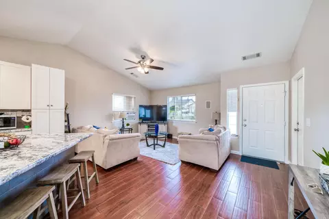 882 Montcrest Dr, Redding, CA 96003 photo 3