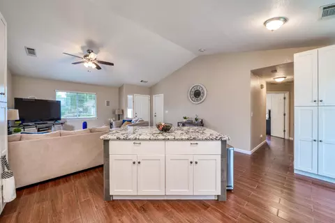 882 Montcrest Dr, Redding, CA 96003 photo 8