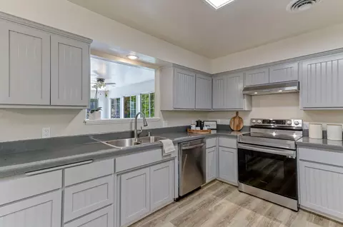 6661 Southgate Dr, Redding, CA 96001 photo 2