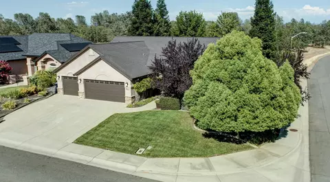 697 San Gabriel St, Redding, CA 96003 photo 2