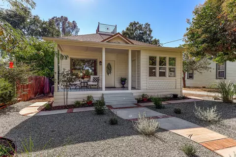 1056 Gilbert St, Redding, CA 96001 photo 1