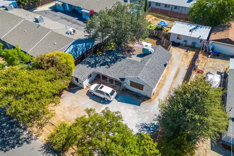 2711 Reservoir Ln, Redding, CA 96002 photo 3
