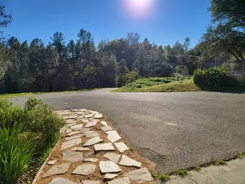 8323 Secluded Valley Dr, Redding, CA 96001 photo 2