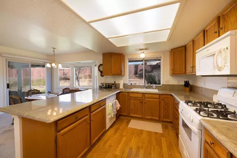 2111 Sophy Pl, Redding, CA 96003 photo 4