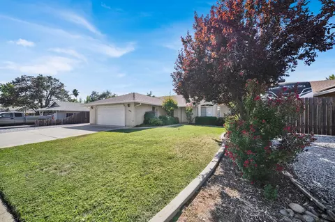 1426 Lavender Way, Redding, CA 96003 photo 2