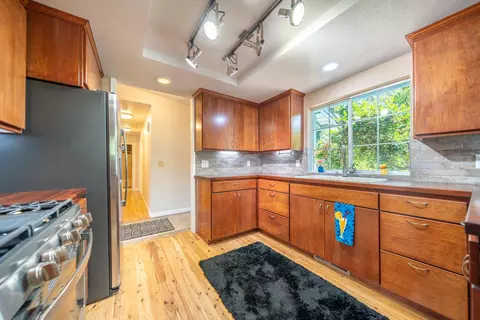 1095 Harpole Rd, Redding, CA 96002 photo 5