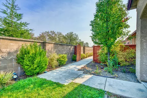 520 Mission De Oro Dr, Redding, CA 96003 photo 1