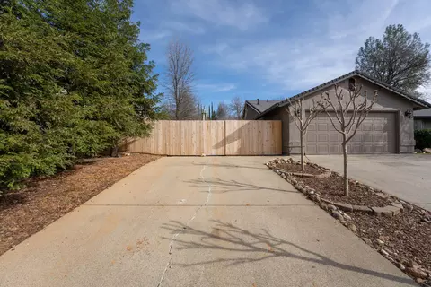 11437 Wales Dr, Redding, CA 96003 photo 5