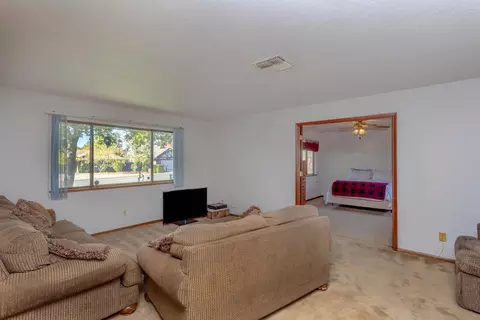 463 Peppertree Ln, Redding, CA 96003 photo 3