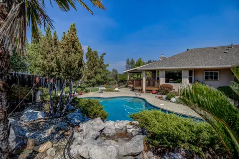 2784 Crystal Tree Dr, Redding, CA 96001 photo 2