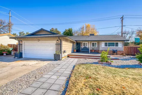 2015 Carpenter Ln, Redding, CA 96002 photo 1