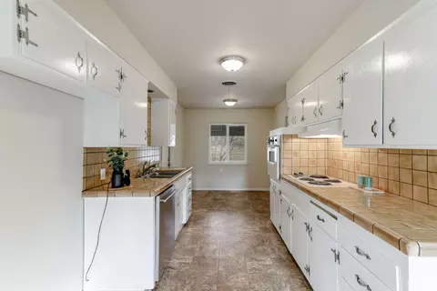 2025 Sycamore Dr, Redding, CA 96001 photo 11