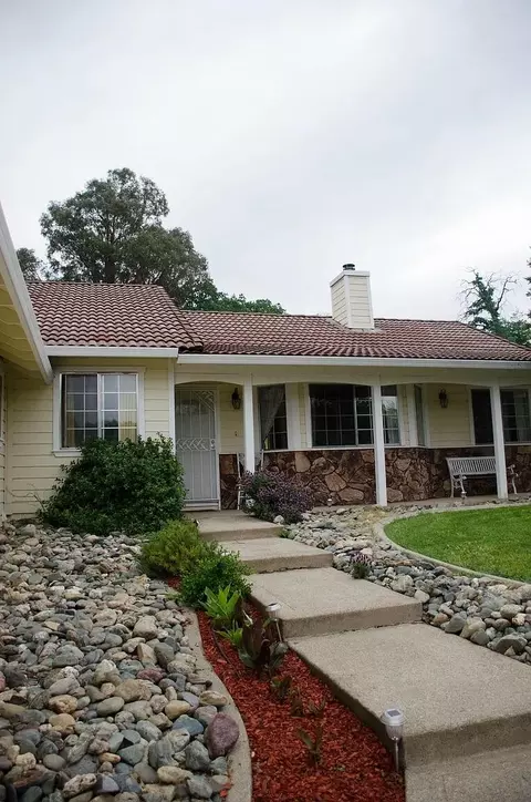 5575 Mica Ct, Redding, CA 96003 photo 2