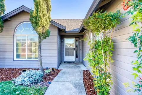 3525 Sunglow Dr, Redding, CA 96001 photo 2