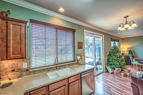 2055 Vienna Way, Redding, CA 96003 photo 4
