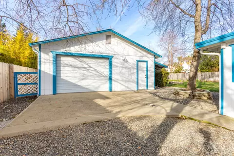 146 Woodhill Dr, Redding, CA 96003 photo 3