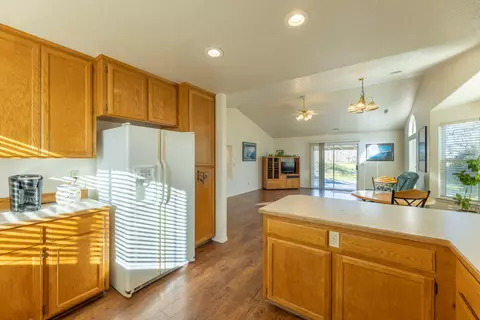 565 Springer Dr, Redding, CA 96003 photo 5