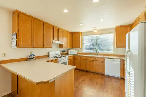 565 Springer Dr, Redding, CA 96003 photo 3