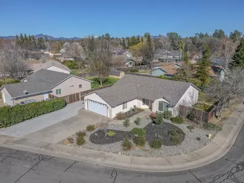 833 Fountain Cir, Redding, CA 96003 photo 2