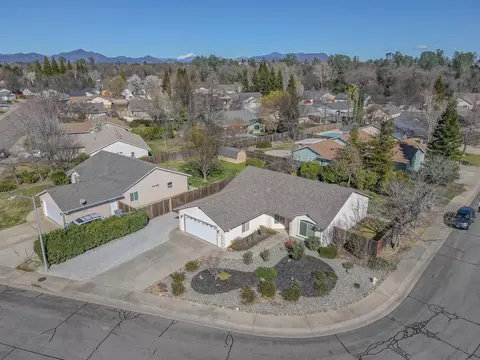 833 Fountain Cir, Redding, CA 96003 photo 3