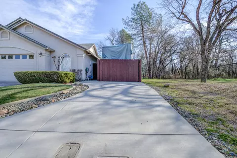 6108 Beaumont Dr, Redding, CA 96003 photo 2