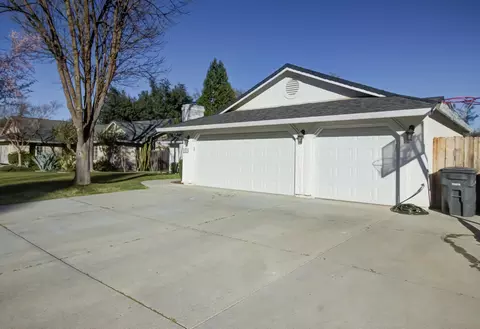 6693 Hemlock St, Redding, CA 96001 photo 3