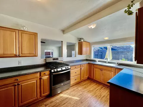 1570 Jay St, Redding, CA 96001 photo 4
