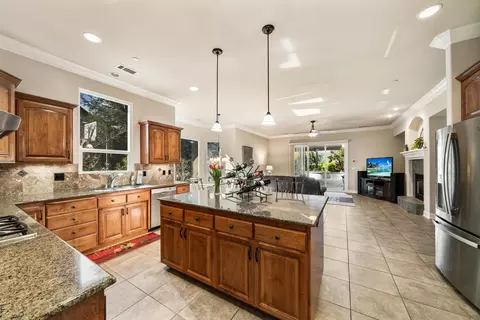 586 Bellagio, Redding, CA 96003 photo 8