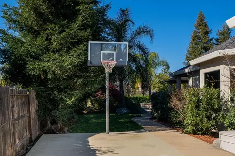 586 Bellagio, Redding, CA 96003 photo 23