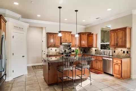 586 Bellagio, Redding, CA 96003 photo 7