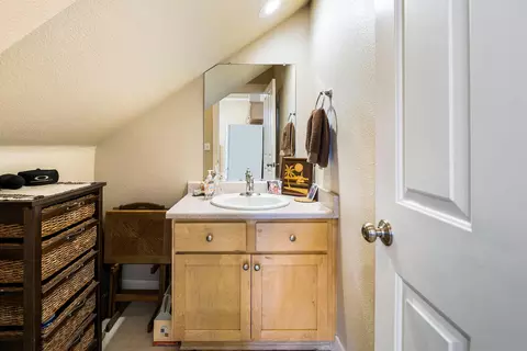 857 Fell St, Redding, CA 96001 photo 8