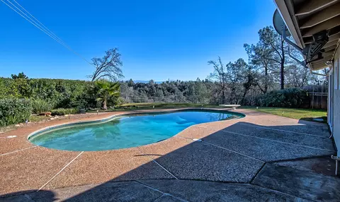 1332 Lorraine Dr, Redding, CA 96002 photo 2